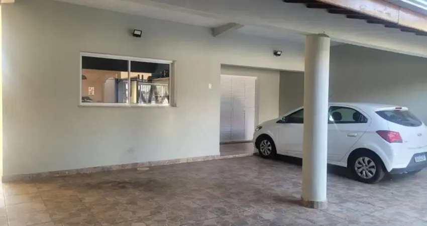 Casa à venda em Hortolândia-SP: Espaçosa residência com 5 quartos, 1 suíte, 3 banheiros e 5 vagas de garagem no Jardim Campos Verdes.