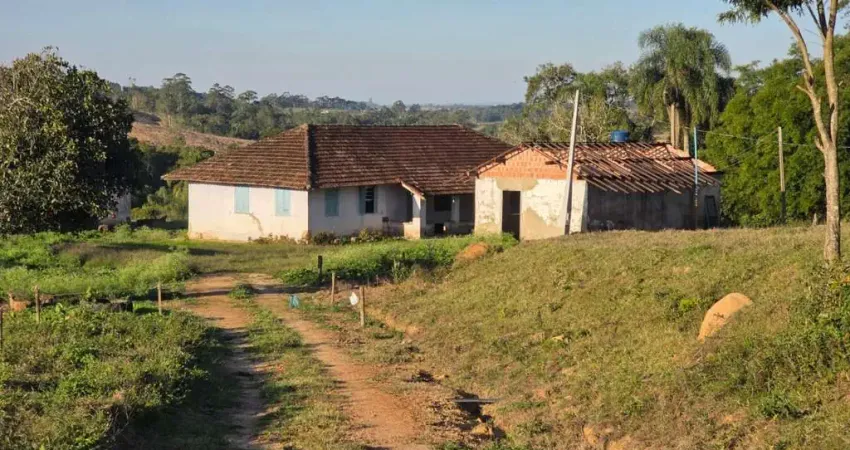 *EXCELENTE SÍTIO A VENDA NA REGIÃO DE ITAPETININGA-SP* ??   Área Total: 18,5 Alqueires   Pastagem: 14,5 Alqueires (Aproximadamente)  Restante: App e Reserva   Solo: Misto  Hidrografia: Ribeirão e Lago