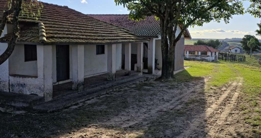 *EXCELENTE FAZENDA A VENDA EM ITAPETININGA - SP* ??   Formação: Pecuária Bovina e Agricultura   Área Total: 117 Hectares ou 48 Alqueires   Pastagem: 30 Alqueires   Agricultura: 7 Alqueires   App e Res