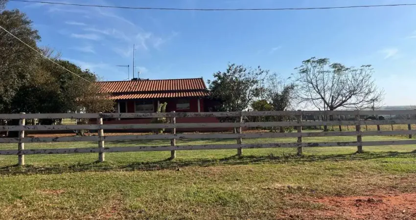 56 alqueires em itapetininga  25 em grama esmeralda  restante em pasto  três represas terreno plano a levemente ondulado  terra vermelha  duas casas, barracão, mangueira  ótima localização  preço 22.4