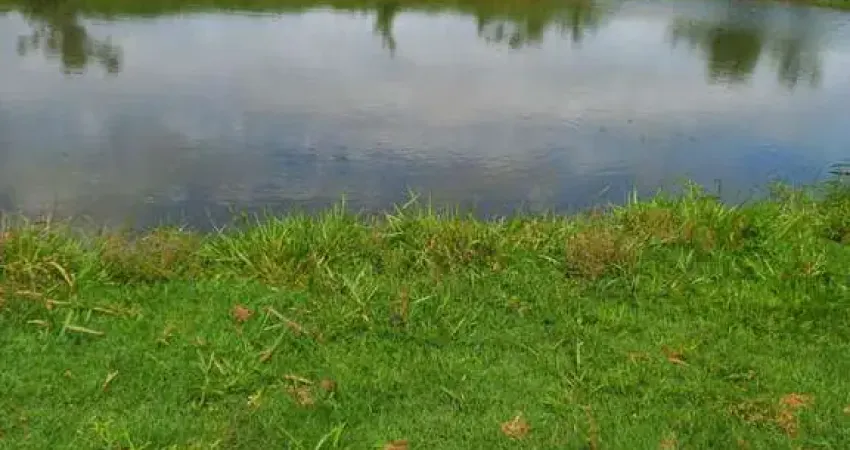 Sitio em cesario lange 2 alqueires com lago e rio no fundo topografia plana, terra vermelha não  tem casa valor 600.000,00