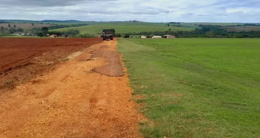 Fazenda 56alqueire casa sede 100 metros de área construída  com varanda casa de caseiro 60 metrôs  2 barracão  3 tanques para irrigação  plantação de grama esmeralda 1 curral com capacidade para 40 bo