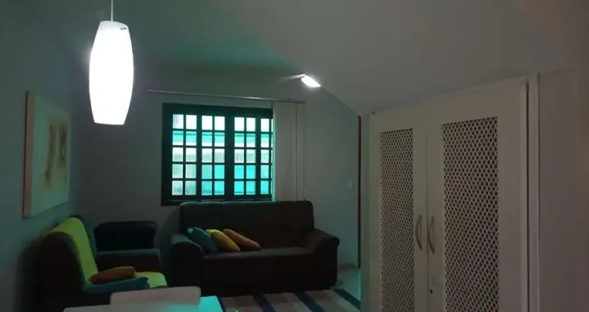 90m sobrado 2 suites grandes com sacada piso superior piso inferior sala cozinha lavanderia pequeno quintal garagem para 1 carro condomínio 350,00 300m da praia martin de sá valor de 420.000