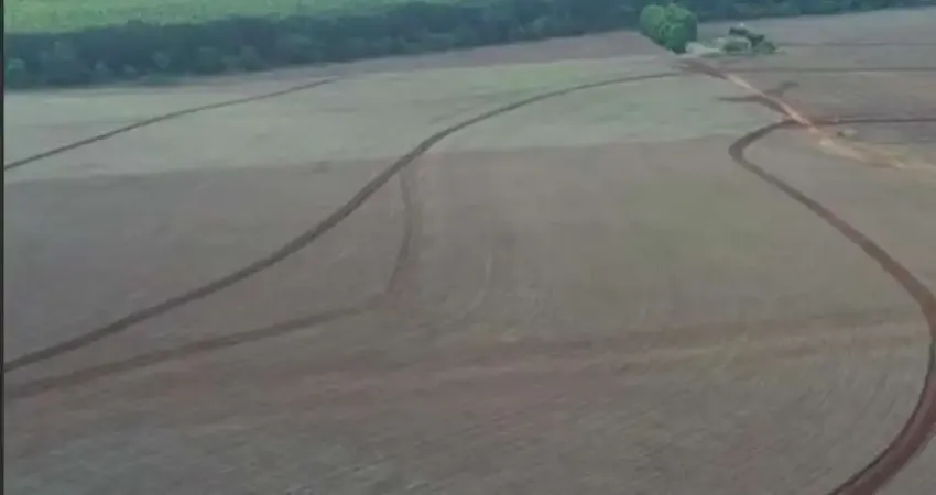 Fazenda na regiao de itapetininga/sp area 144 alqueires area de plantio aproximadamente 120 alqueires de area produtiva de soja milho trigo topografia levemente caida e parte plana rica em água solo