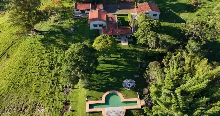 *excelente sítio a venda em itapetininga-sp* ??   área total: 9,0 alqueires ou 21,8 hectares   aproveitamento: 80%   20%: app e reserva    topografia: leve ondulação e declive p/água   solo: misto   h