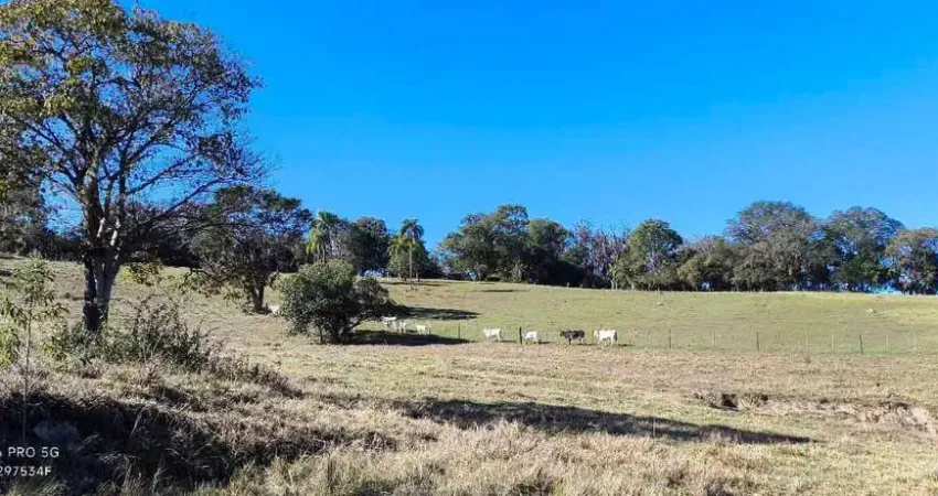 Sítio com ((65. 000.00 mil mts)) dupla aptidão ( escriturada )em (angatuba) com a vista pra cidade ótima localização. tem coxeira 1 casa simples de 3 cômodos precisando terminar energia trifásica te
