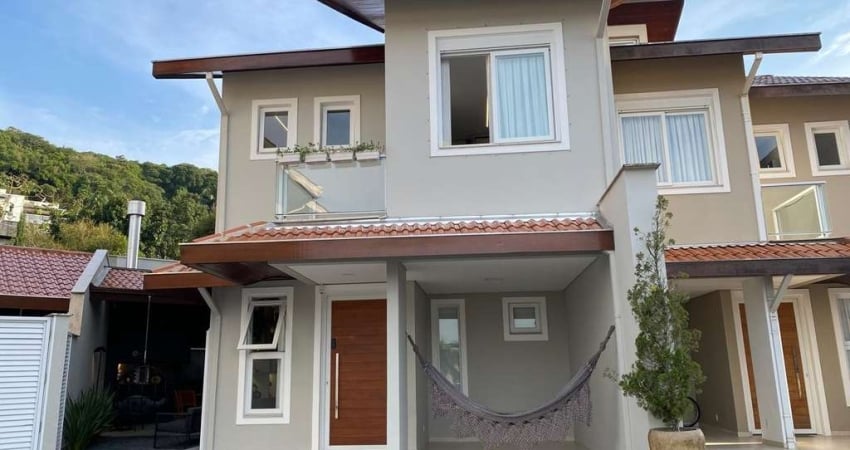 Casa em Condomínio para Venda em Joinville, América, 3 dormitórios, 3 suítes, 4 banheiros, 1 vaga