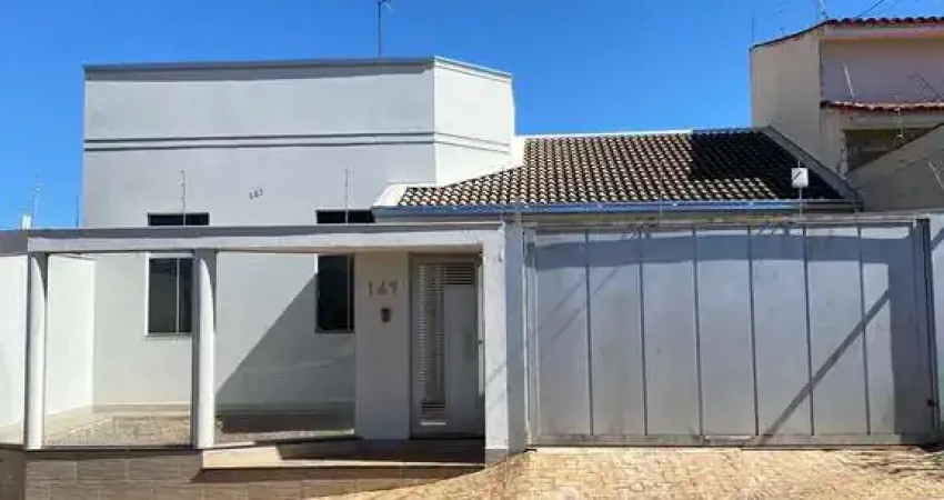 Casa com Quintal Amplo à Venda no Jardim Califórnia – 3 Quartos e Suíte com Hidro | Patos de Minas