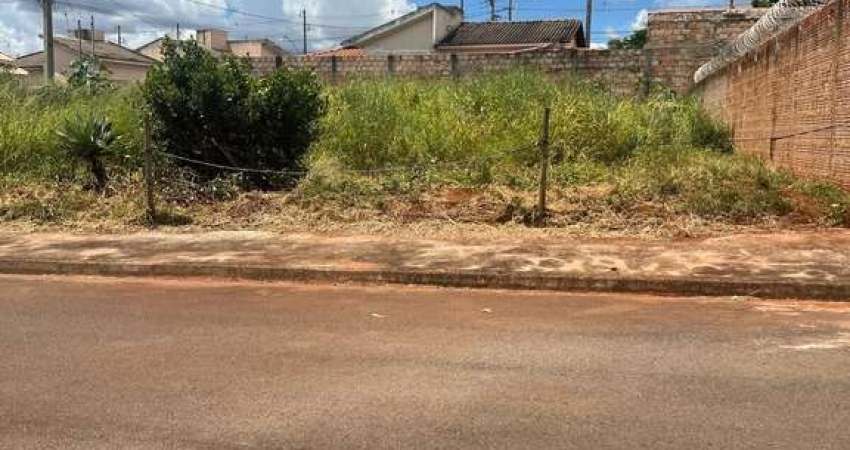 Terreno à venda no Residencial Barreiro, pronto para construção.