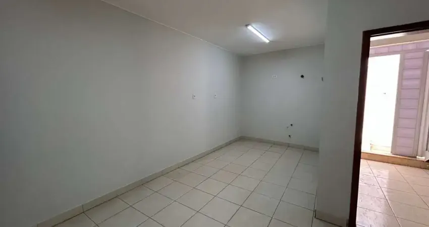 Sala Comercial para Locação - 60m² Internos + 100m² Externos na Rua Olegário Maciel