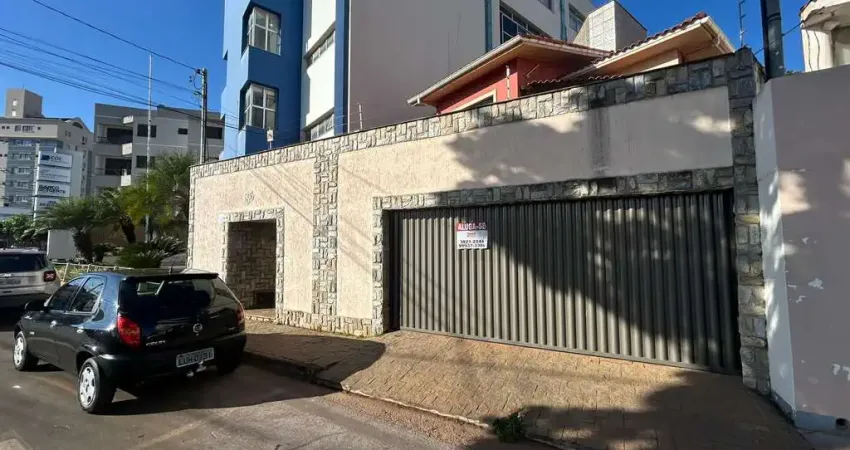 Sobrado para Locação no Centro de Patos de Minas com 3 Quartos e Churrasqueira