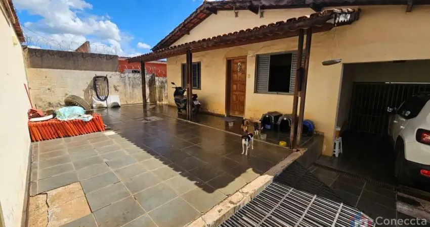 Casa à venda no bairro São Francisco em Patos de Minas – 4 quartos, suíte, 255m² de área construída