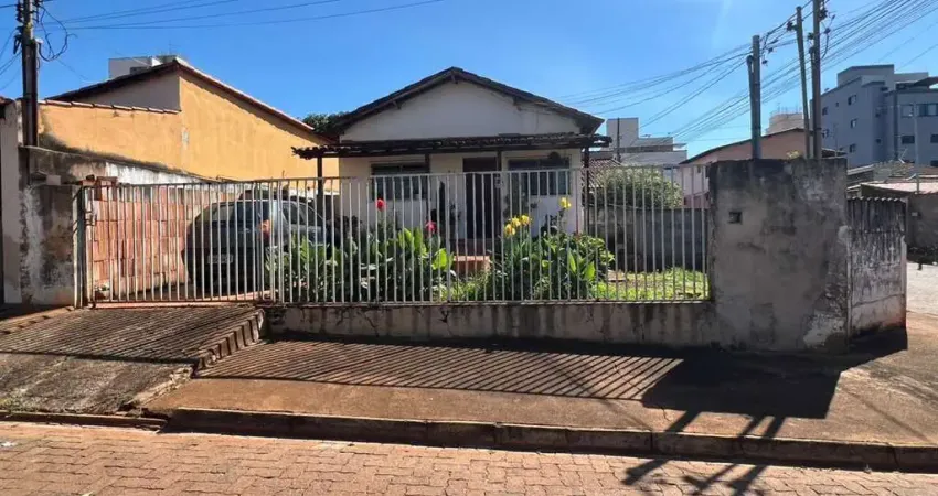 Casa à venda no bairro nossa senhora das graças em patos de minas | 3 quartos e quintal