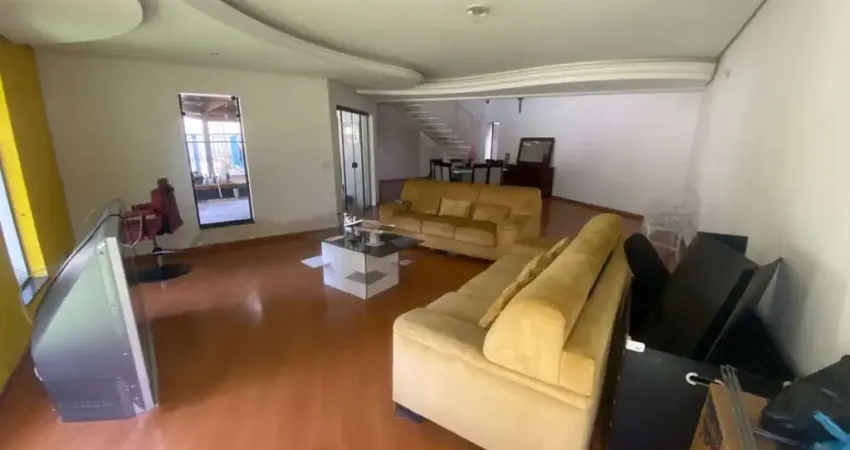 Sobrado de 450m² com 4 dormitórios sendo 1 suíte no condomínio jardim de alah no bairro independência em taubaté/sp