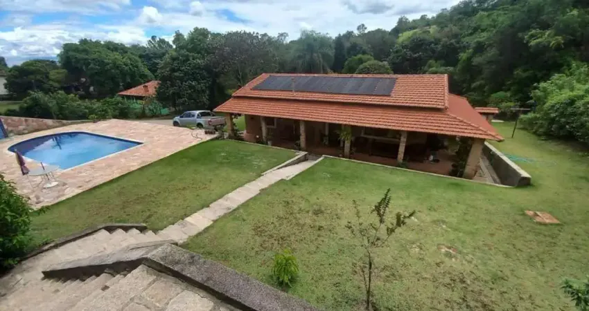 Chácara à venda, com 3 quartos, com psicina, e 4029m² no parque Valinhos em Valinhos-SP