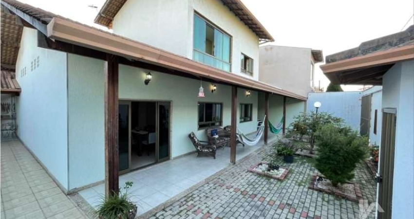 Casa colina de Laranjeiras, 3 quartos 2 suites, piscina e churraqueira, 3 vagas de garagem