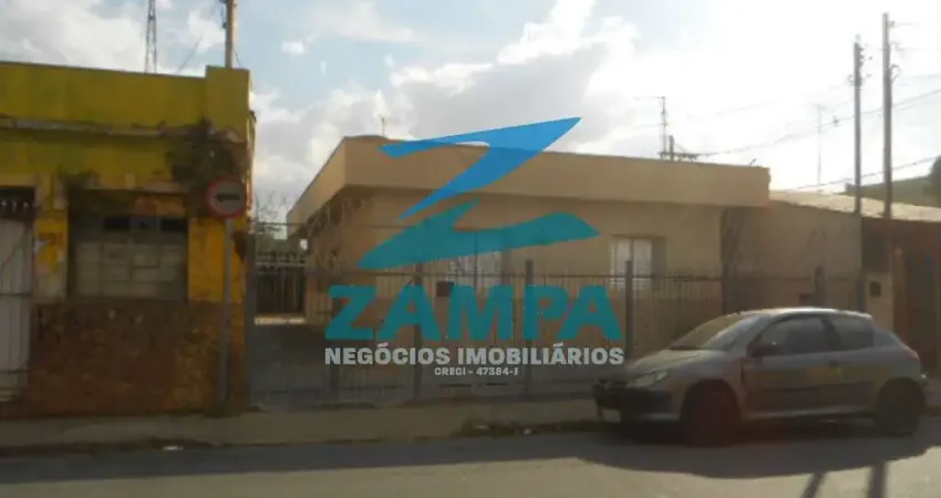 LOCAÇÃO DE CASA TÉRREA COM 2 QUARTOS, SALA, COZINHA C/ GABINETE, BANHEIRO COM BOX E 2 VAGAS COBERTAS NUM QUINTAL ALMPLO C/ CHURRASQUEIRA