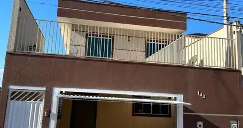 SOBRADO COM 3 QUARTOS (1 SUITE COM AR E SACADA), COZINHA PLANEJADA E 2 VAGAS COBERTAS