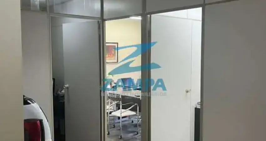 Sala comercial no centro com 44m², divisórias, iluminação, copa e banheiro social. 2 vagas