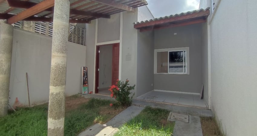 Linda casa à venda com 3 quartos, jardim e quintal.