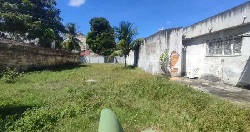 Casa plana com excelente terreno totalmente livre próximo a UFC Ceará.