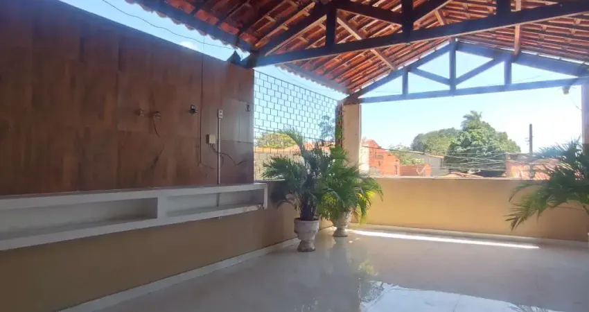 Excelente casa à venda com seis quartos e quatro vagas cobertas .