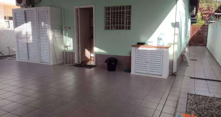 3 CASAS com 2 dormitórios (cada)  à venda, 317 m² por R$ 2.500.000 - Centro - Caraguatatuba/SP