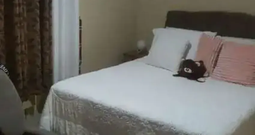 Vende-se apartamento em prédio de 3 andares na Ponta da Praia com 3 dormitórios e uma vaga