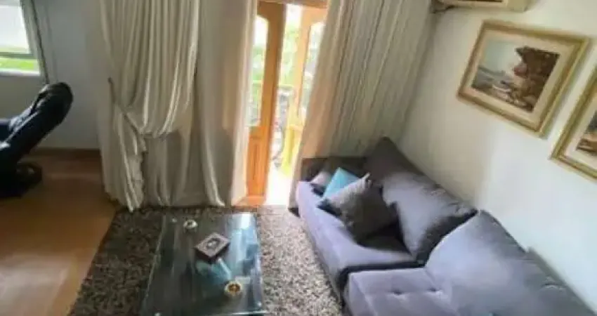 Vende-se 2 dormitórios, suíte, dep. serviço completa, 1 vaga na Ponta da Praia - Santos