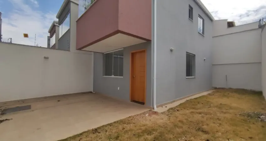 Linda casa com 3 quartos e 2 vagas em excelente localização no itapoã!!!