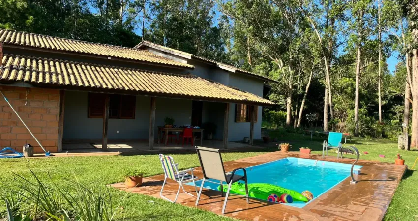 Chácara 2.950m² em condomínio fechado - 4 quartos, piscina e pomar - pronta para morar