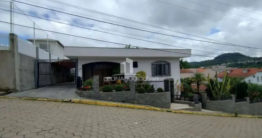 Casa com piscina a venda na cidade de Laurentino-SC