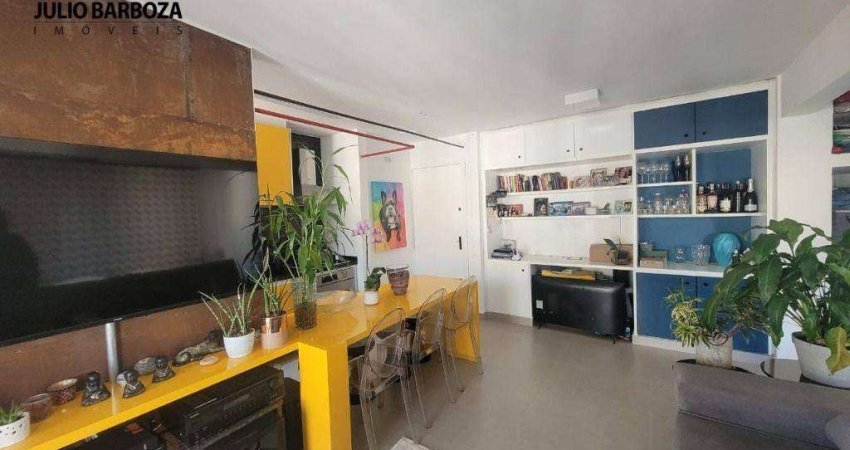 Lindo apartamento totalmente reformado com 1 dormitório, sacada, e 1 vaga de garagem, em Moema