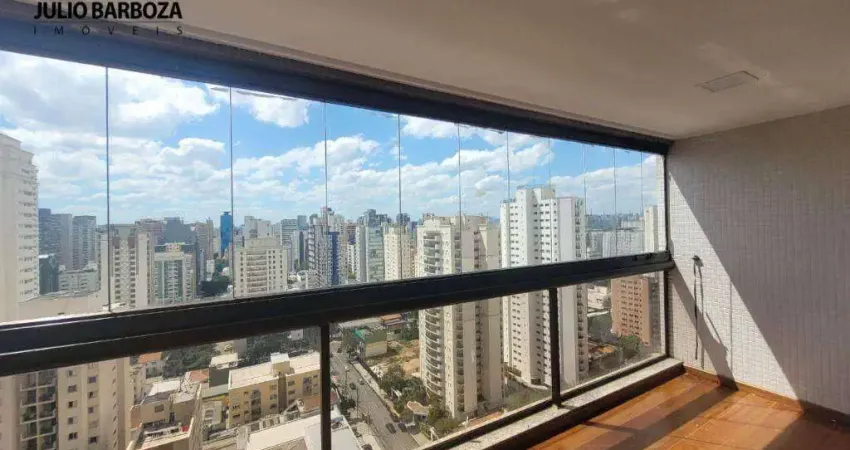 Apartamento em Moema, com 3 suítes, reformado, sacada e 2 vagas de garagem