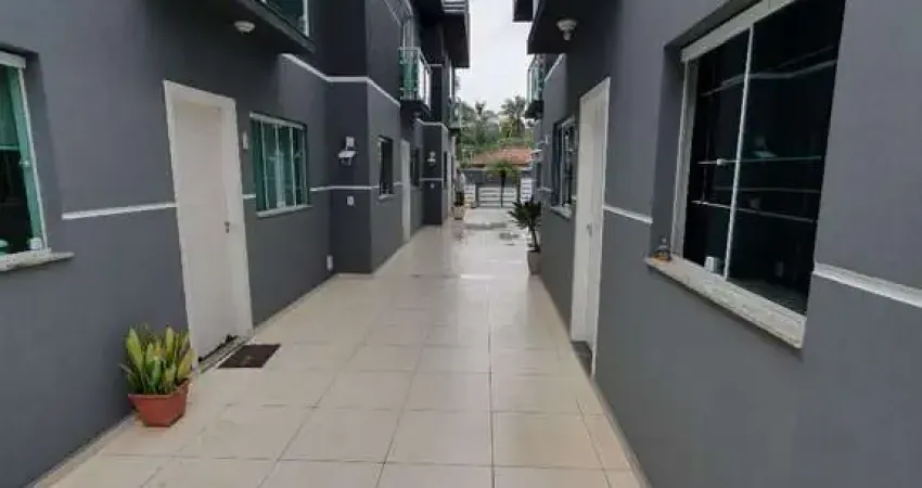 Casa em condomínio com 3 quartos e 2 vagas – 108m² por R$ 630 mil