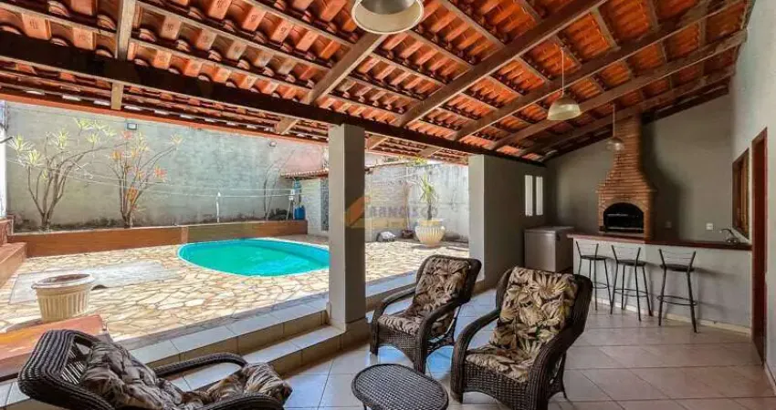 Casa de 04 quartos, piscina, área gourmet, 02 vagas de garagem.