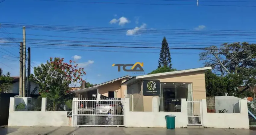 Casa, 02 dormitórios,  localizada em frente ao supermercado bistek