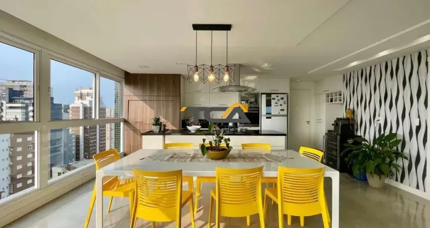 Apartamento 03 dormitórios com sacada e vista para o mar e para as 04 praças em