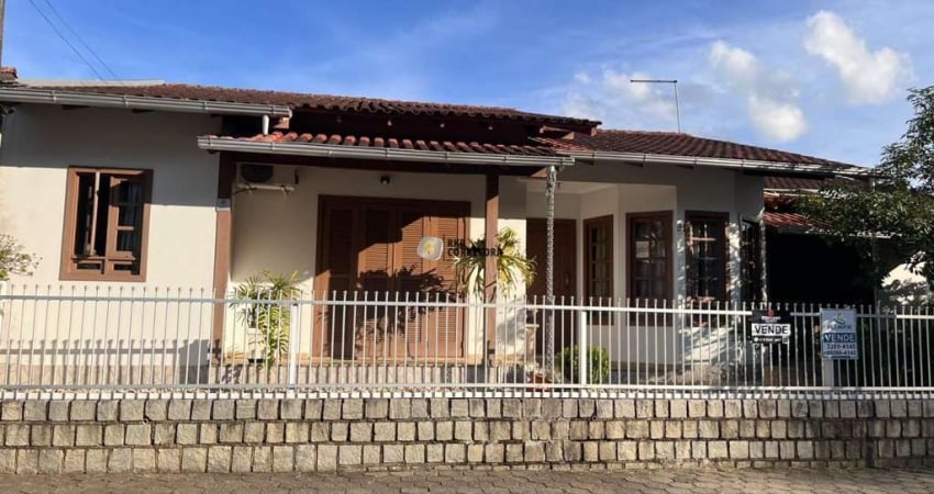 Casa para Venda em Brusque, ÁGUAS CLARAS, 4 dormitórios, 1 suíte, 4 banheiros, 2 vagas