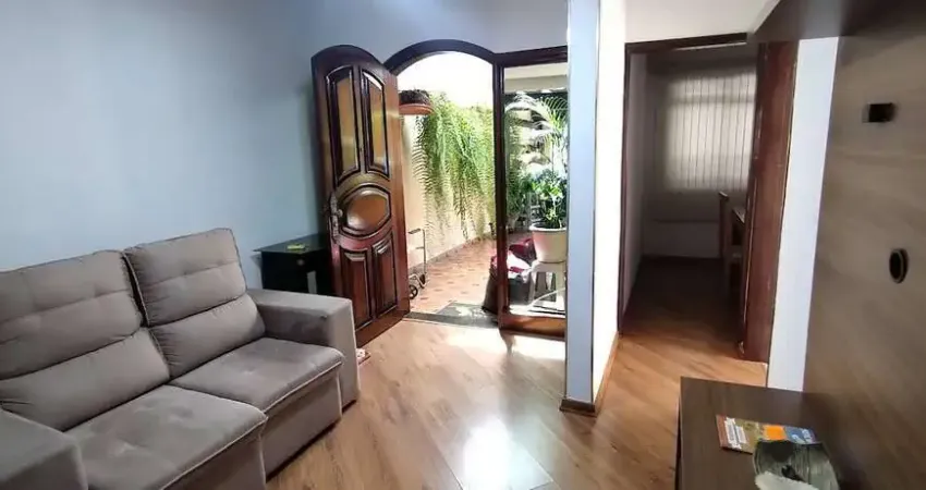 Casa térrea com 3 dormitórios e 3 vagas cobertas - Vila Ema