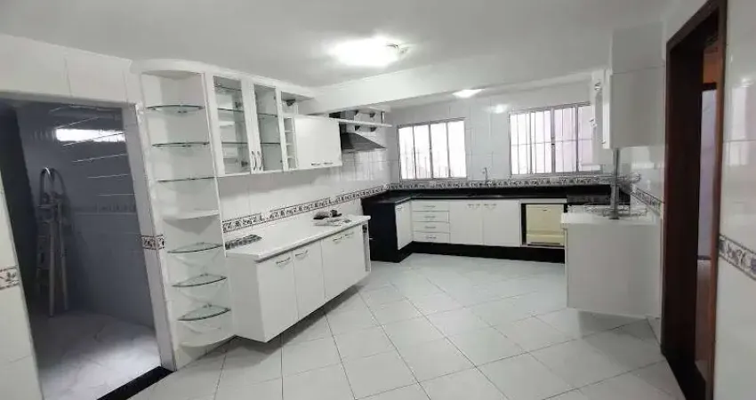 Sobrado com 3 suítes com closet, com 3 vagas de garagem - Jd das Rosas