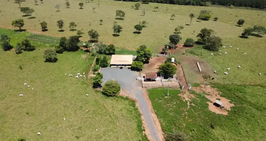 Fazenda à venda na Zona Rural, Biquinhas 