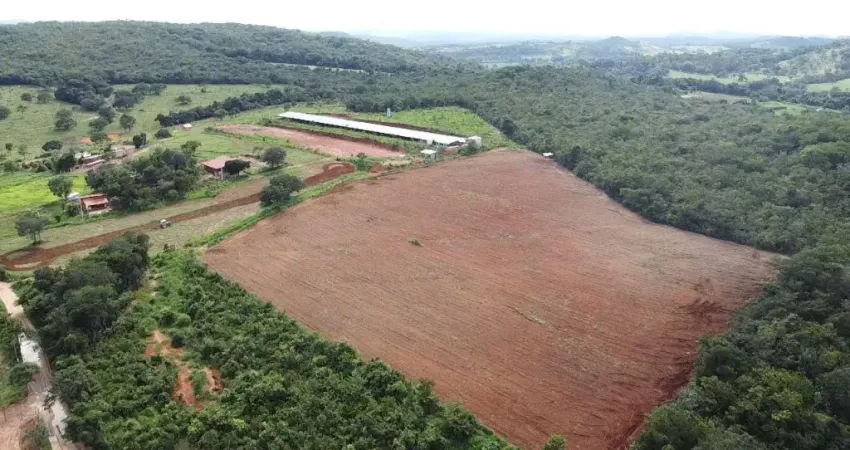 Fazenda muito produtiva com Granja de frangos em Fortuna