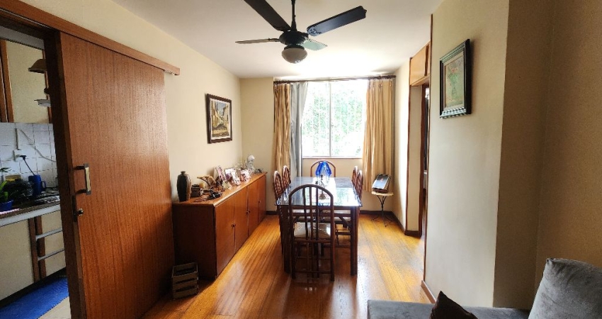 Excelente apartamento de 2 quartos com vaga no Fonseca
