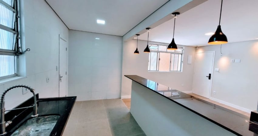 Apartamento reformado com dois quartos, no 3º andar, no Boqueirão