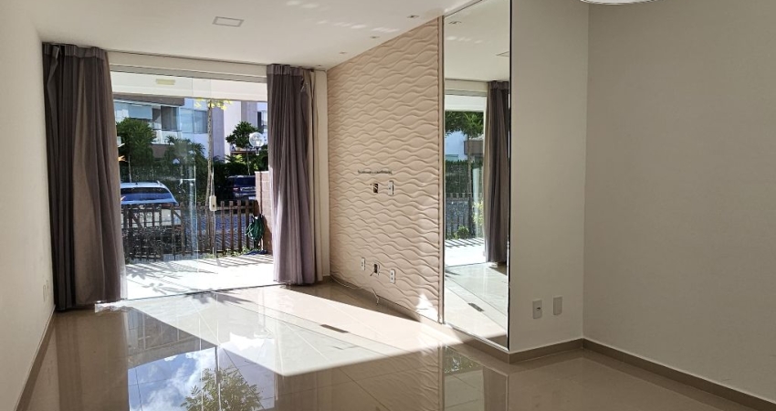 Térreo com Jardim e Área Privativa em Buraquinho – 3 Quartos, Suíte com Closet e 2 Vagas!