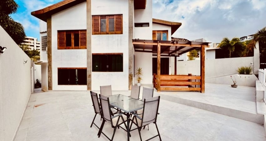 Casa à Venda no Itaigara | 4 Suítes | 310m² Construídos | Piscina Privativa
