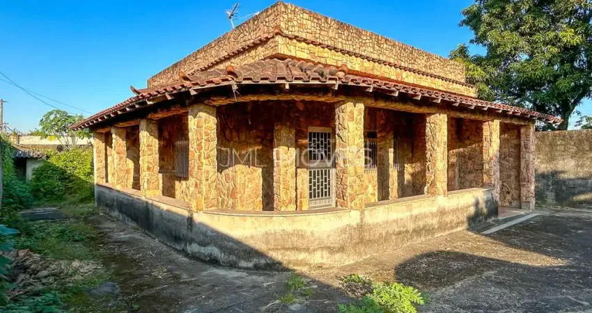 Casa com quintal em Saracuruna