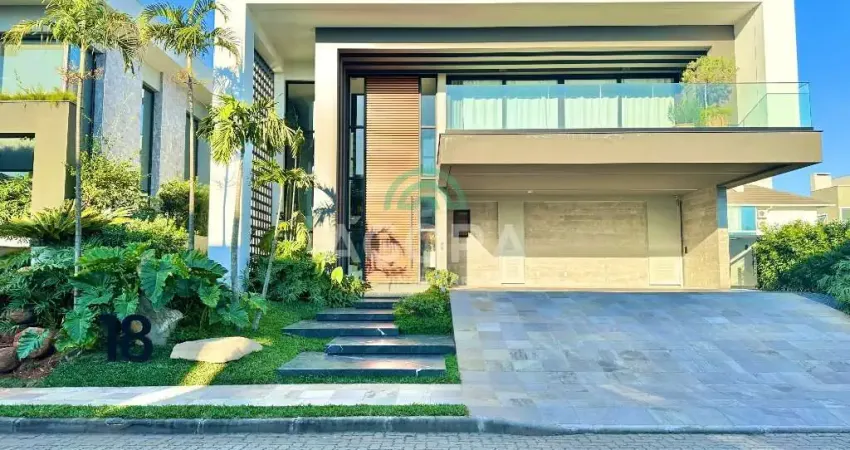 Sobrado luxuoso mobiliado em condomínio fechado de alto padrão.