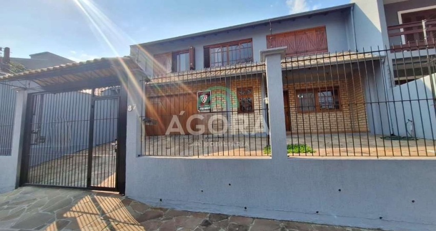 Sobrado de 4(quatro) dormitórios, sendo 1(uma) suíte, localizada no bairro São José.